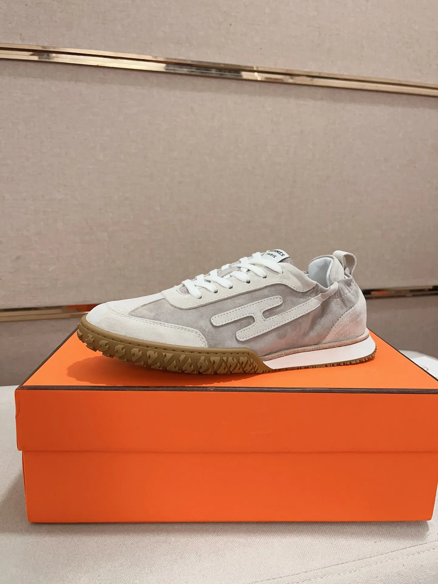 Men's men's shoes 💰: 720💰 Hermes top version # Couple style 💏 24ss casual sneakers Suede goatskin sneakers decorated with contrasting patterns and iconic "H" details, beautifully packaged at the delivery counter 🛍📦 Fabric: suede + cowhide Lining: mixed sheep lining Outsole: original TPU Bottom thickness: 2CM Size: 35-44